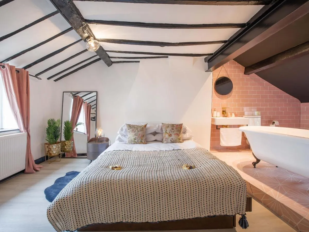 Unique Romantic Getaway Thornton  0*, Thornton (Lancashire)